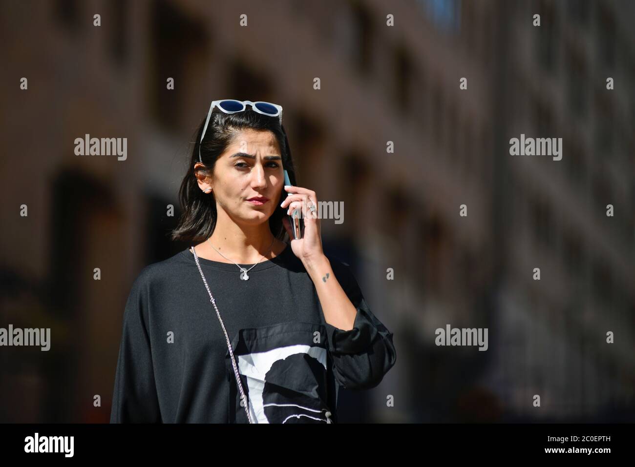 Mujer Armenia hablando por teléfono en la avenida Northern Avenue, Yerevan,  Armenia Fotografía de stock - Alamy