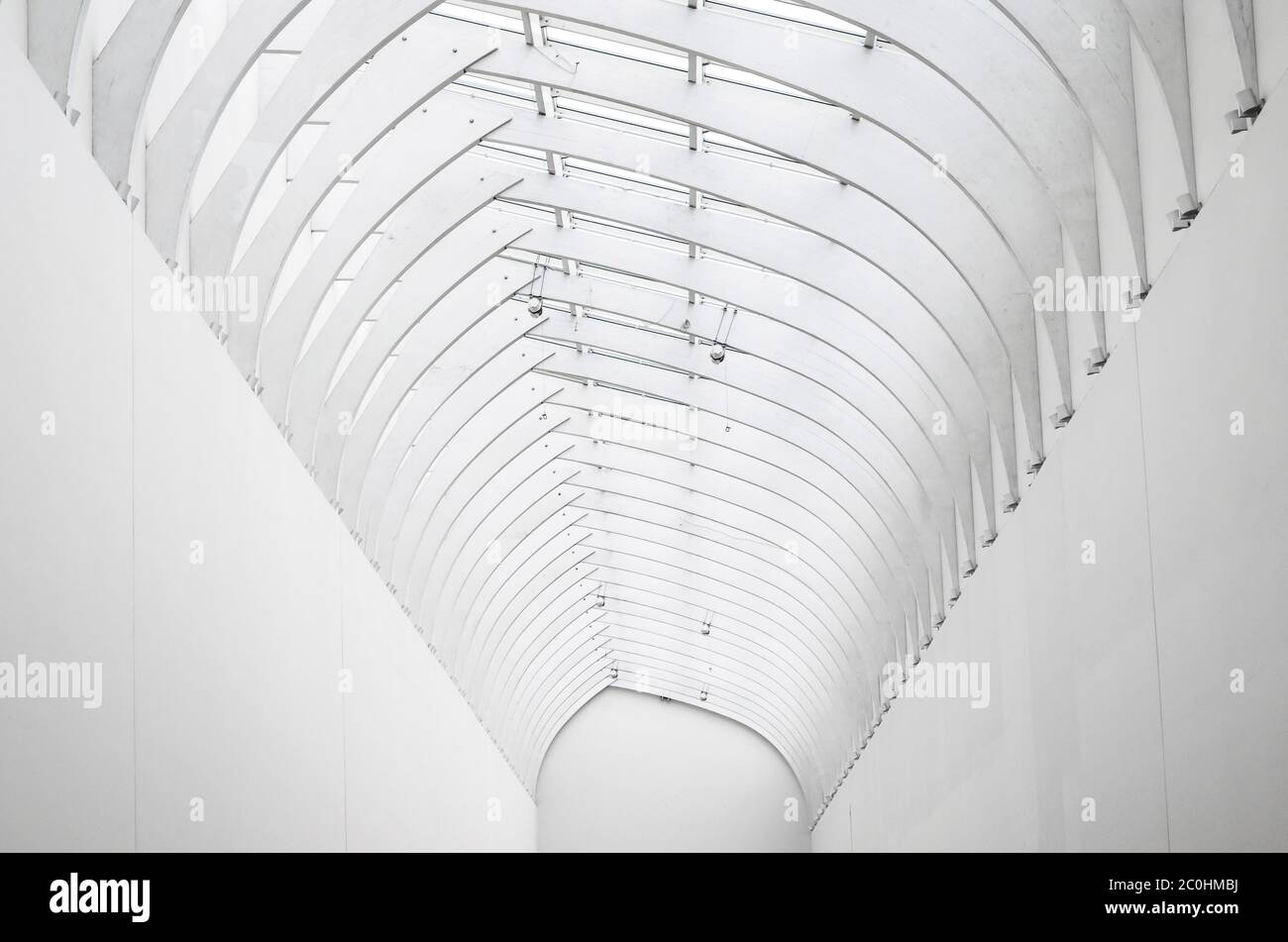 Arco blanco de acero y vidrio, vista de la perspectiva lejana Foto de stock
