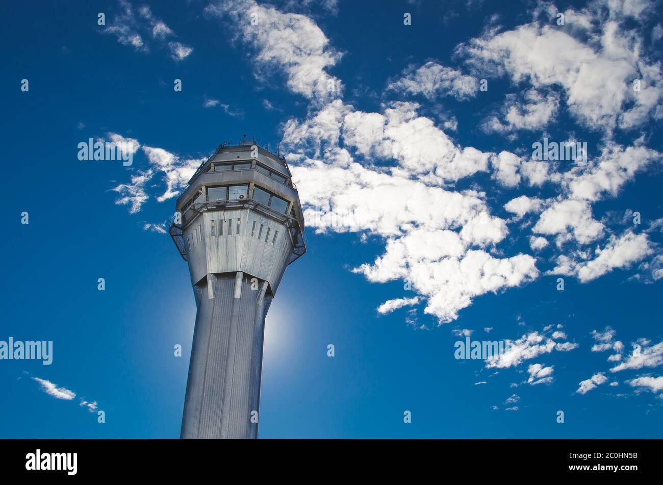 Torre de control de tráfico del aeropuerto con fondo del cielo y las nubes Foto de stock