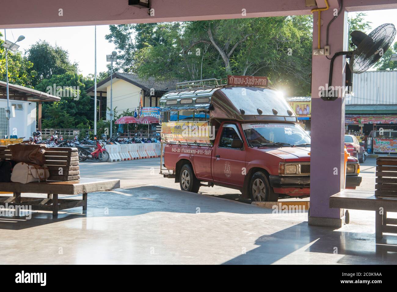 Un minivan o Sorng taa ou Transporte en la estación de autobuses en la ciudad de Tak en la provincia de Tak en Tailandia. Tailandia, Tak, noviembre de 2019 Foto de stock