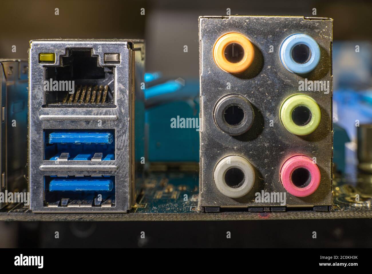 conectores en la parte posterior de la placa base del equipo Foto de stock