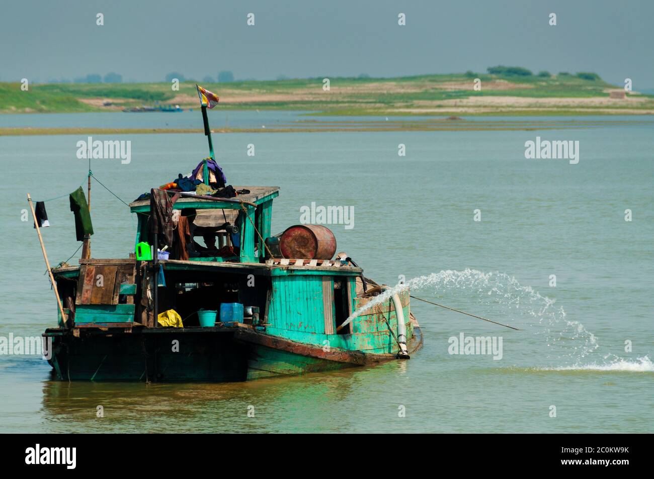 Barco verde en el río Irrawaddy Foto de stock