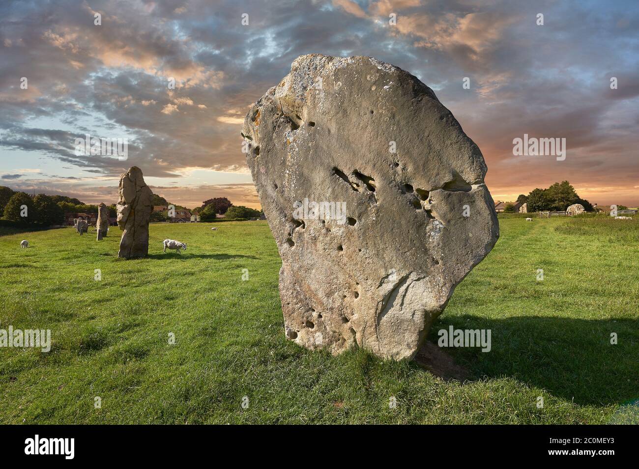 Avebury Neolítico de piedra de pie Círculo el más grande de Inglaterra al atardecer, Wiltshire, Inglaterra, Europa Foto de stock
