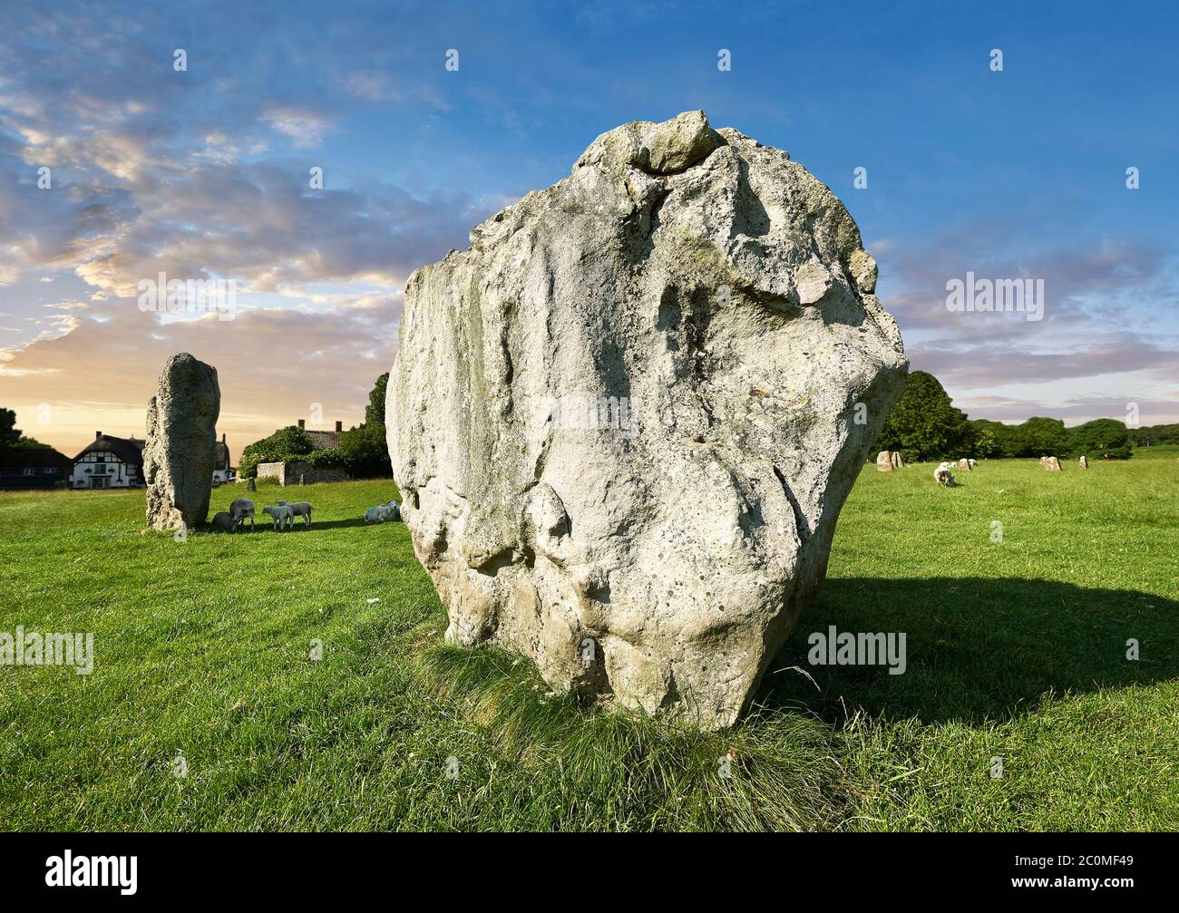Avebury Neolítico de piedra de pie Círculo el más grande de Inglaterra, Wiltshire, Inglaterra, Europa Foto de stock