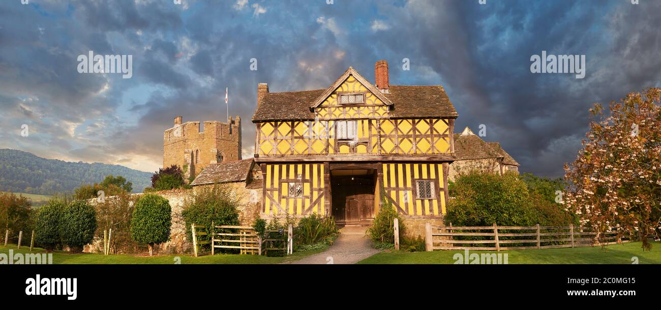 La casa de puertas de madera de la casa señorial medieval fortificada más fina de Inglaterra construida en la década de 1280, Stokesay Castillo, Shropshire, Inglaterra Foto de stock