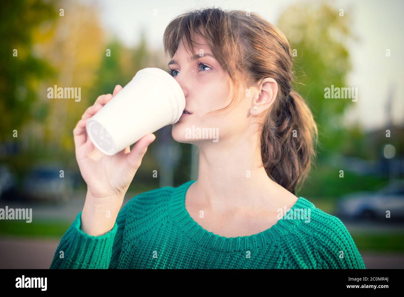 Mujer De Negocios De Nueva York Asiática Caminando Al Trabajo Con Una Bolsa  De Almuerzo En La Mañana, Viajando a Tomar Una Taza De Imagen de archivo -  Imagen de desayuno, muchacha