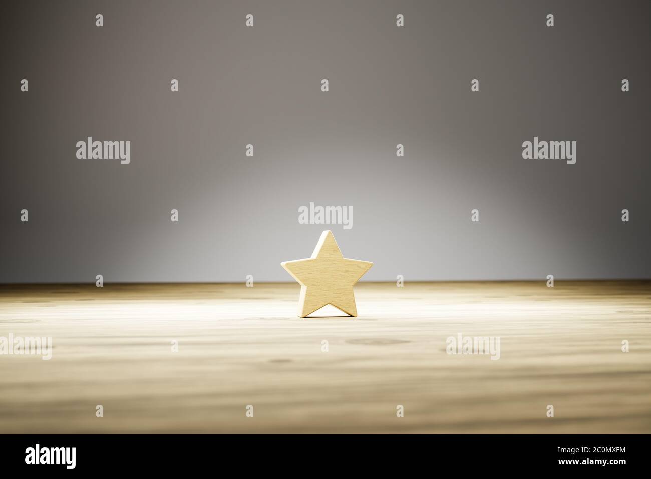 Una estrella: Una estrella de madera sobre una mesa de madera con fondo gris. Enfoque selectivo. Foto conceptual para la valoración/revisión. Foto de stock