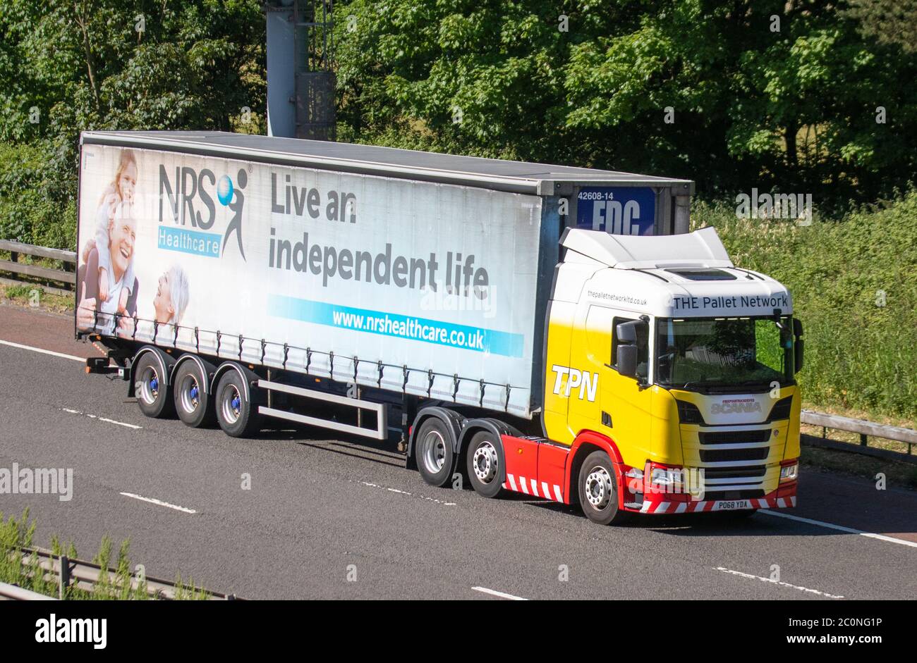 TPN la red de palets camiones de entrega de transporte. NRS Healthcare camión, transporte, camión, transporte de carga, vehículo Scania, industria europea de transporte comercial HGV, M6 en Manchester, Reino Unido Foto de stock