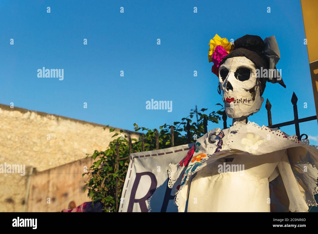 Cráneos de la Catrina como decoración para la celebración del día de los muertos 'día de los muertos', Mérida, Yucatán, México Foto de stock