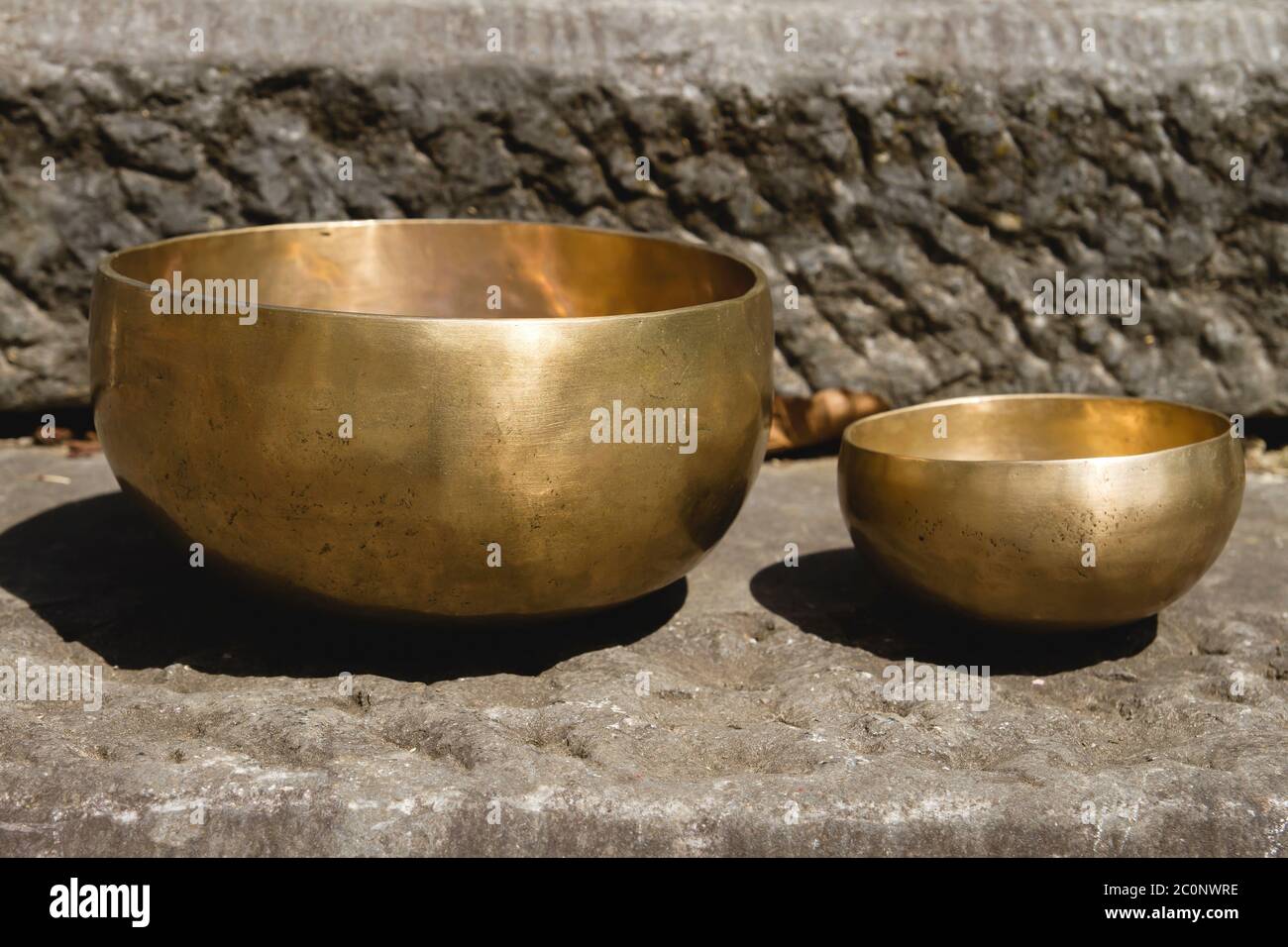 Cuenco de canto tibetano hecho de siete metales Fotografía de stock - Alamy