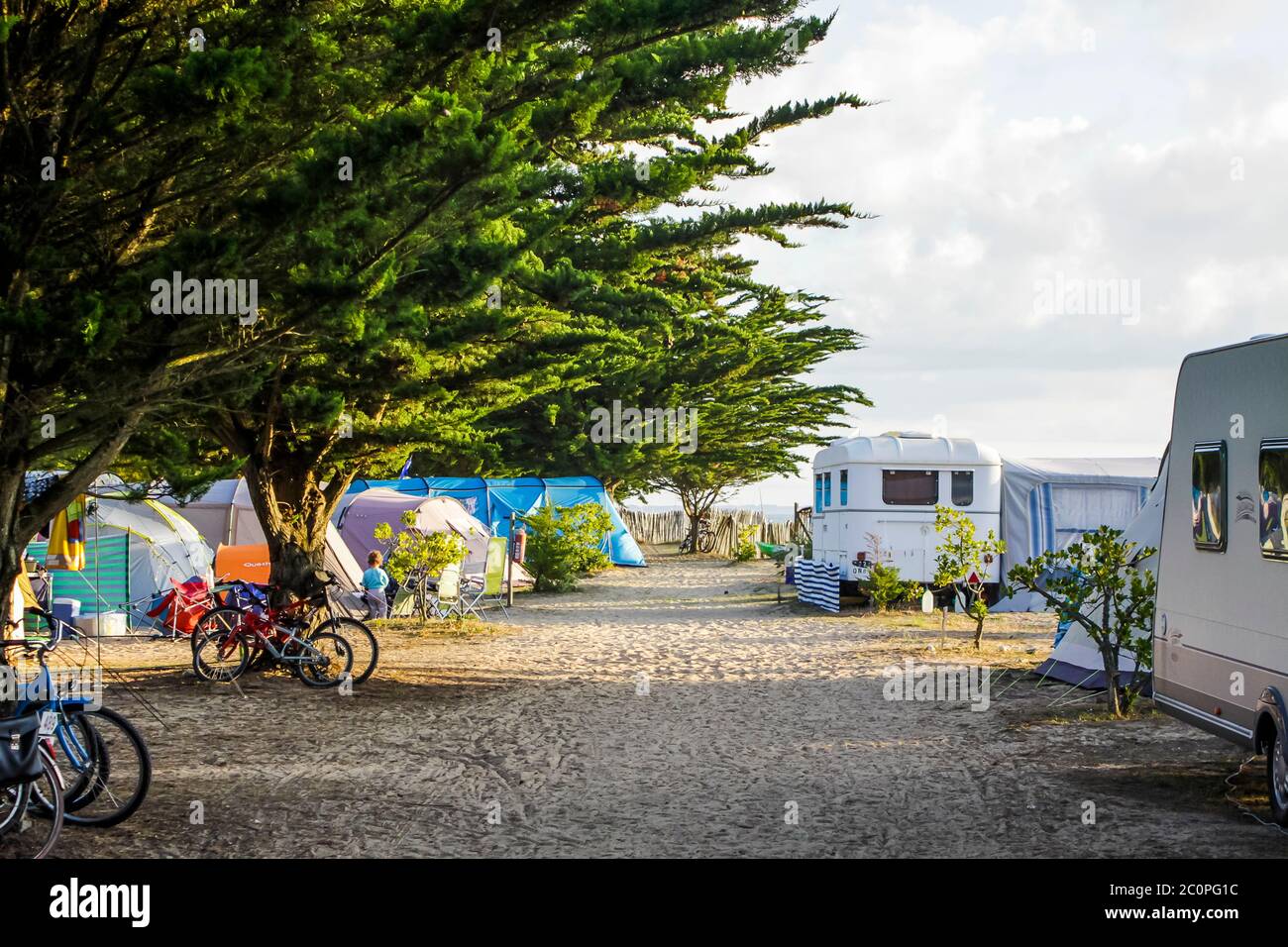 Camping en Francia junto al mar en Camping Huttopia, Noirmoutier Foto de stock