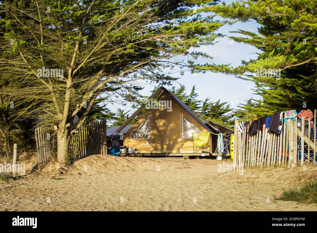 Camping en Francia junto al mar en Camping Huttopia, Noirmoutier Foto de stock