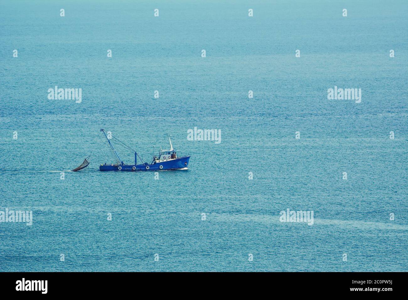 Botes de pesca en el mar Foto de stock