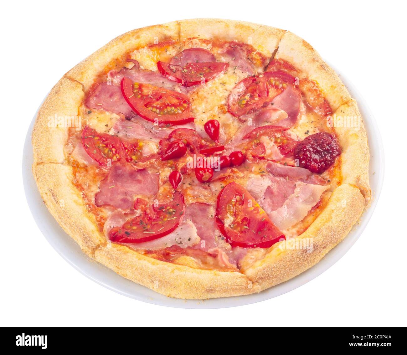 deliciosa pizza casera sobre un plato blanco con tomates y jamón. comida italiana aislada sobre el fondo blanco. vista desde arriba Foto de stock