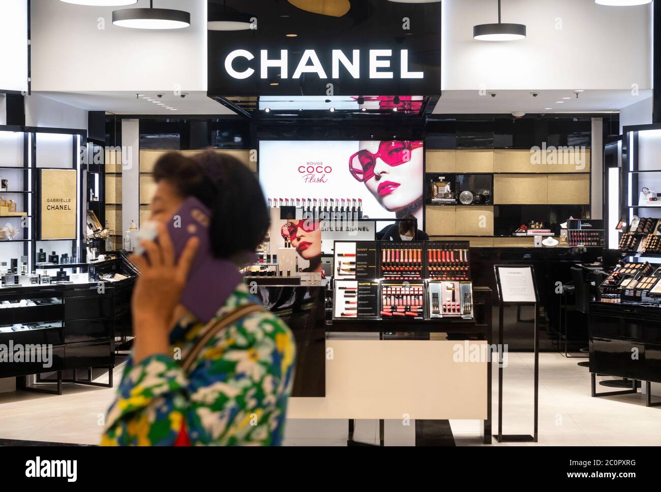Multinacional francesa, la Marca de ropa y productos de belleza Chanel se  encuentra en Hong Kong Fotografía de stock - Alamy