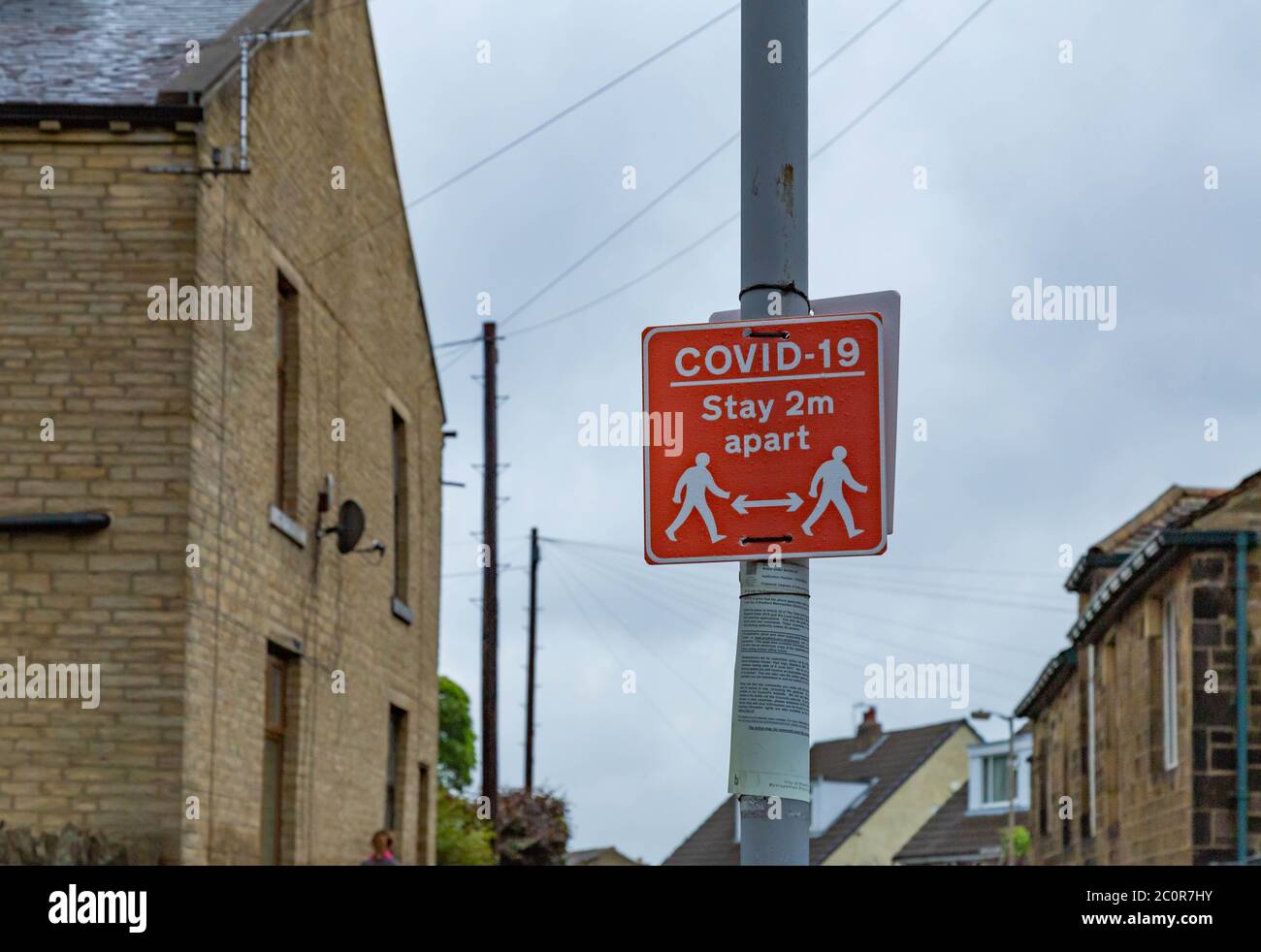 Señales de Covid-19 en Baildon, Yorkshire, advirtiendo a la gente que camine 2 metros. Foto de stock