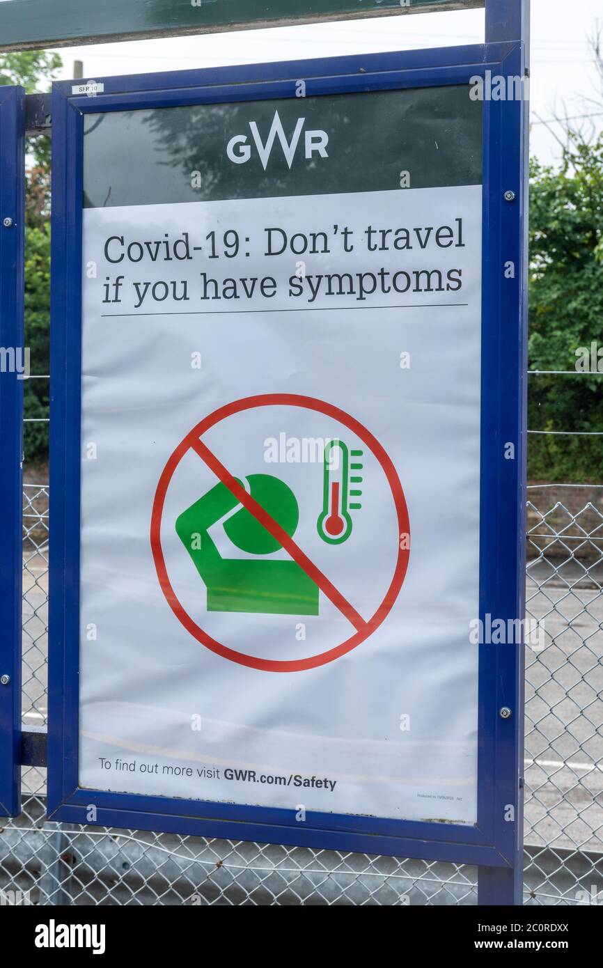 Aviso en una estación de ferrocarril advertencia Covid-19: No viaje si tiene síntomas, durante la pandemia de coronavirus, 2020, Reino Unido Foto de stock