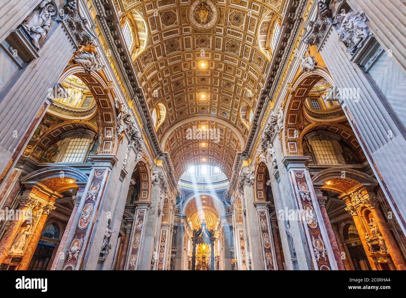 Roma, Italia - 3 de noviembre de 2019: Dentro de la basílica de San Pedro (San Pietro). Ciudad del Vaticano. Foto de stock