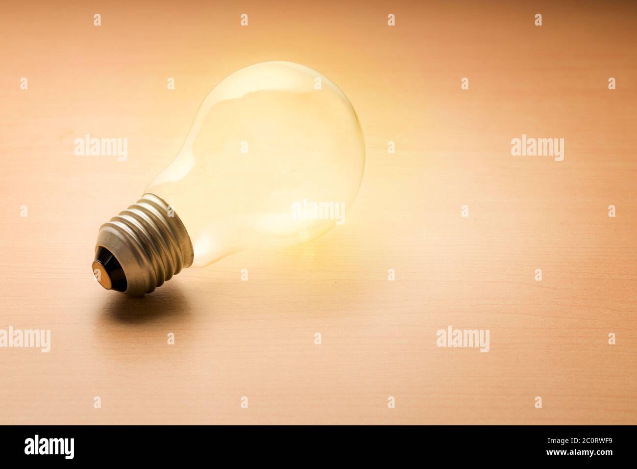 lámpara de luz eléctrica vacía sobre fondo de madera, empezar con un nuevo concepto de idea Foto de stock