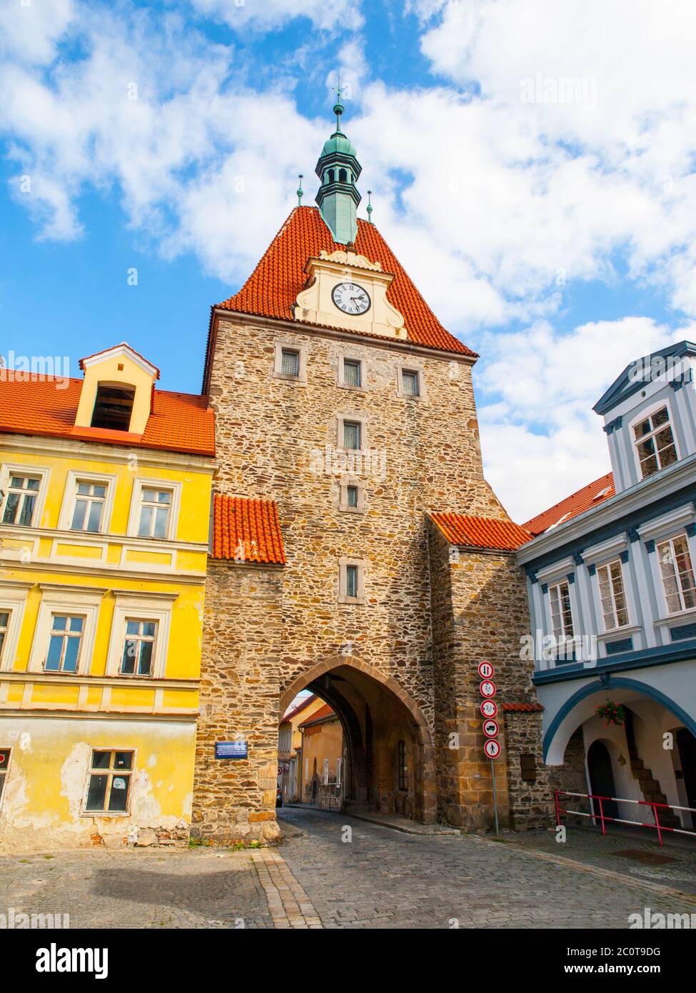 Puerta inferior gótica en Domazlice, República Checa Foto de stock