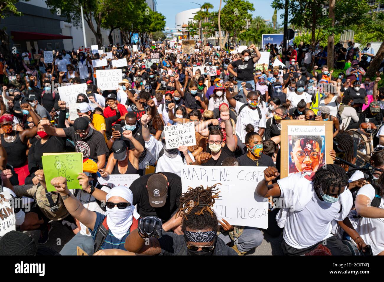 Miami Downtown, FL, USA - 31 DE MAYO de 2020: Las protestas de George Floyd se extendieron por todo Estados Unidos. Multitudes de blancos y negros en una manifestación para el equipo humano Foto de stock