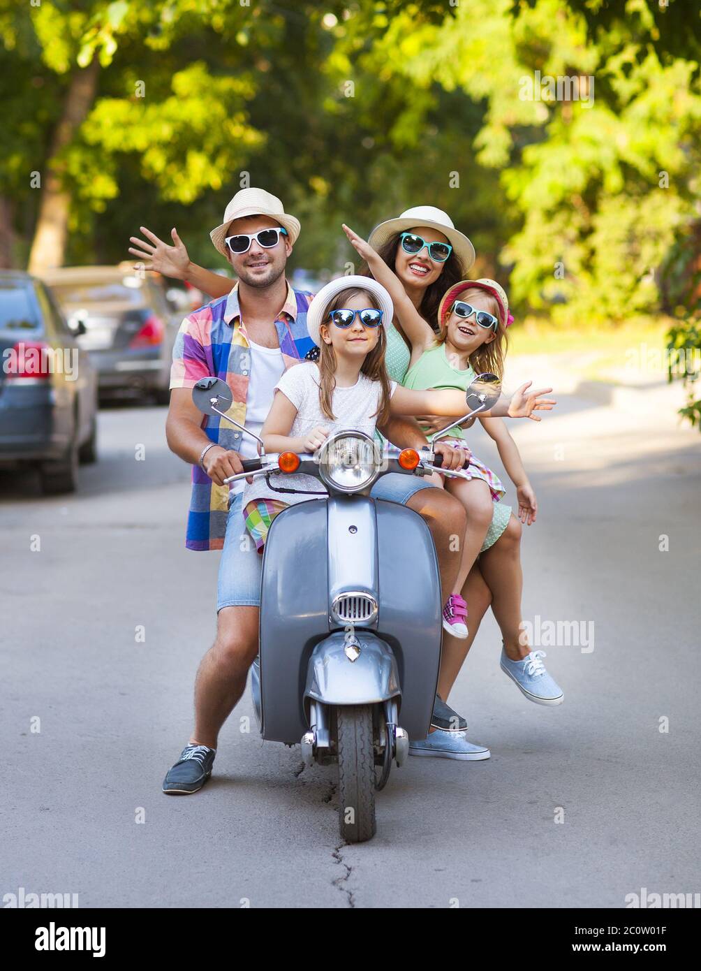 Family scooter family transportation fotografías e imágenes de alta  resolución - Alamy