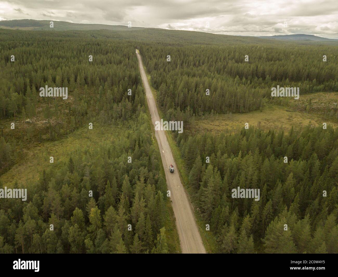 Conducir a través de un enorme bosque en Suecia - tiro de Mavic Pro drone. Foto de stock