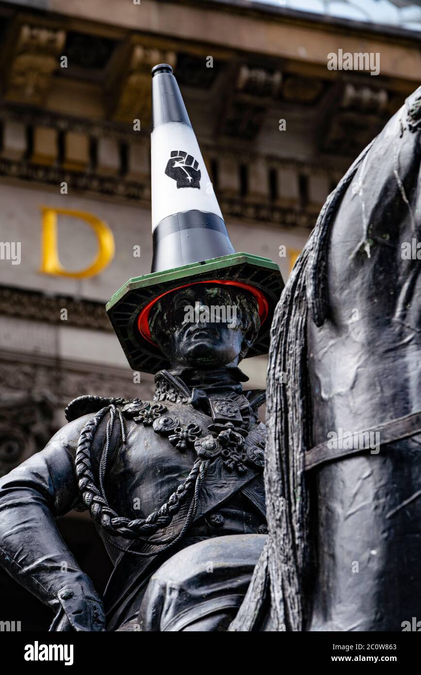Glasgow, Escocia, Reino Unido. 12 de junio de 2020. Famosa estatua del duque de Wellington con el cono de tráfico en su cabeza. Esta vez el cono de tráfico es reemplazado por uno negro que representa el movimiento de protesta vidas Negras. Iain Masterton/Alamy Live News Foto de stock