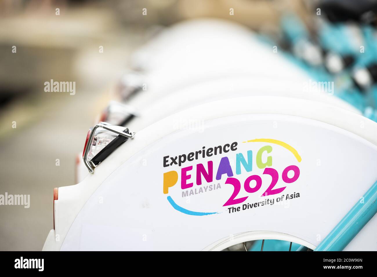(Enfoque selectivo) experiencia Penang 2020 campaña publicado en las bicicletas "LinkBike", un sistema de compartir bicicletas situado en George Town, Penang, Malasia. Foto de stock