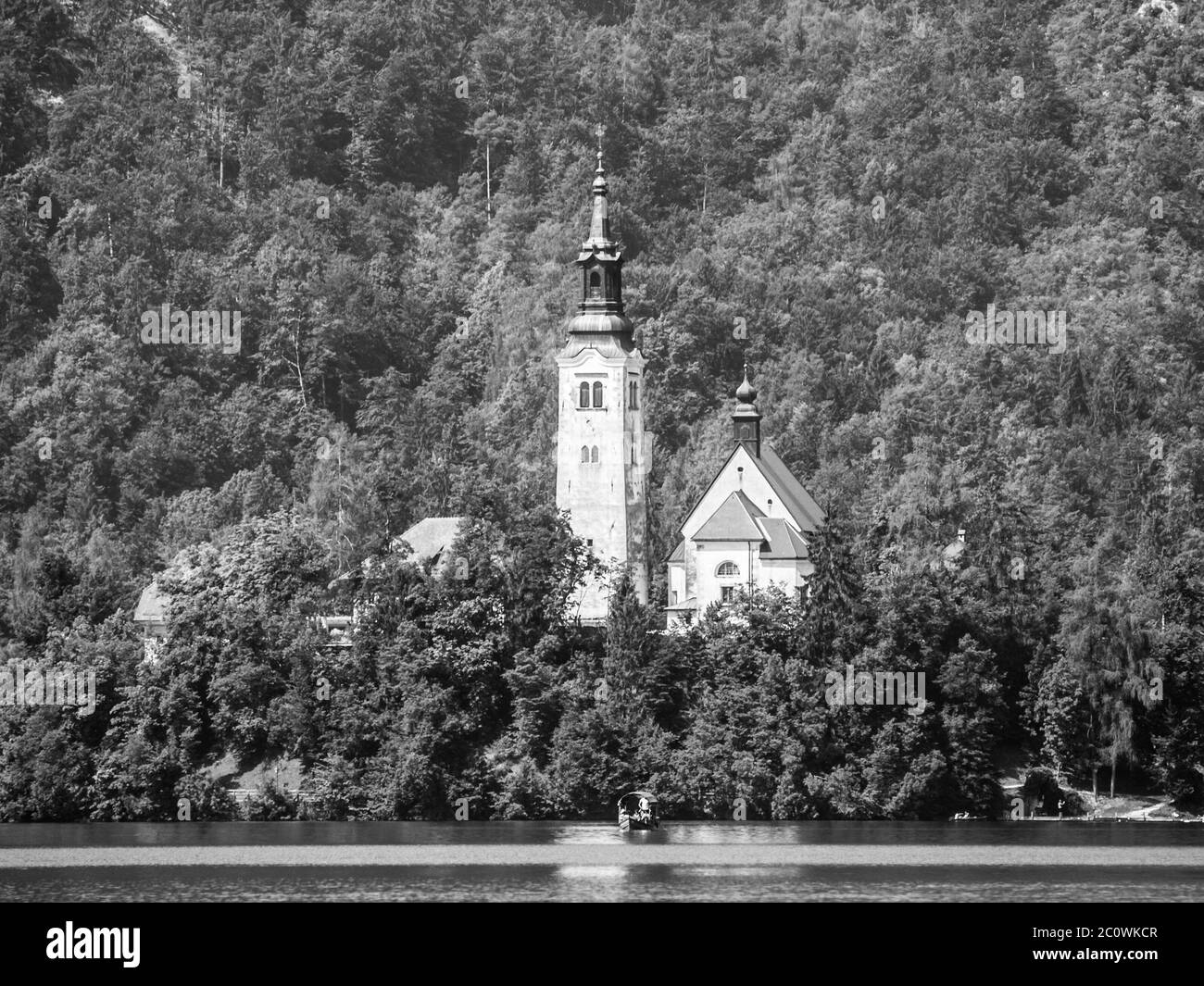 Iglesia barroca de la Asunción de Santa María en la isla Bled, Lago Bled, Alpes Julianos, Eslovenia, Europa. Imagen en blanco y negro. Foto de stock