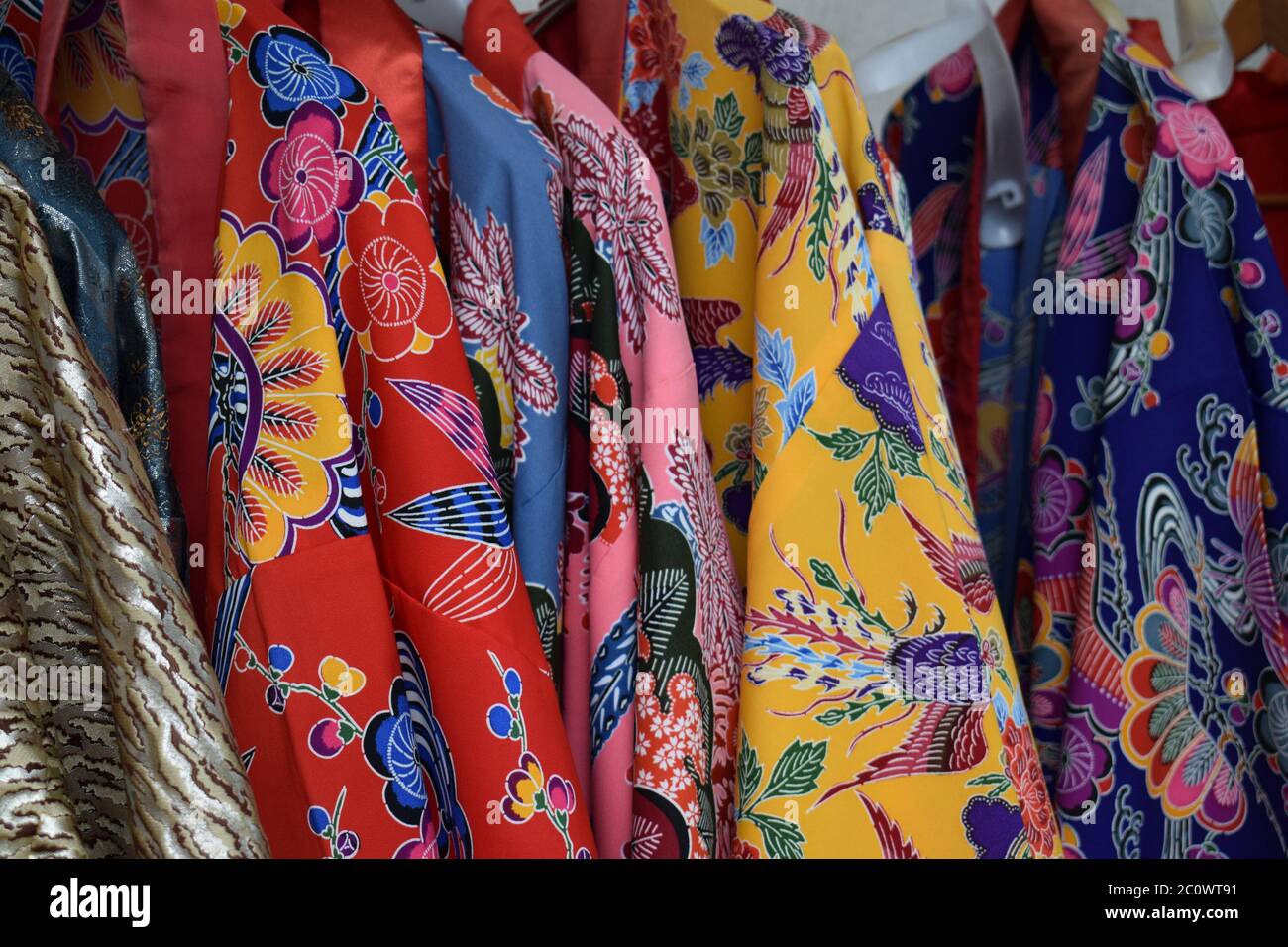 Tradicional colores rojo, rosa, azul y amarillo Kimonos de Okinawa Foto de stock