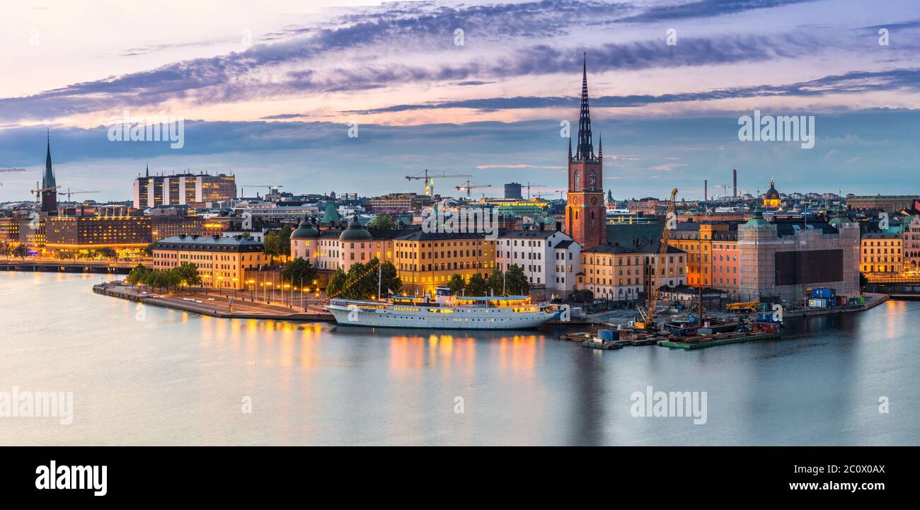Panorama escénico de la noche de verano de Estocolmo, Suecia Foto de stock