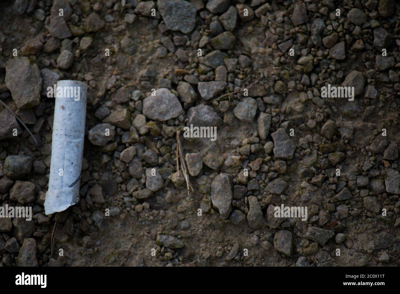 Usado cigarrillo acostado en el suelo Foto de stock