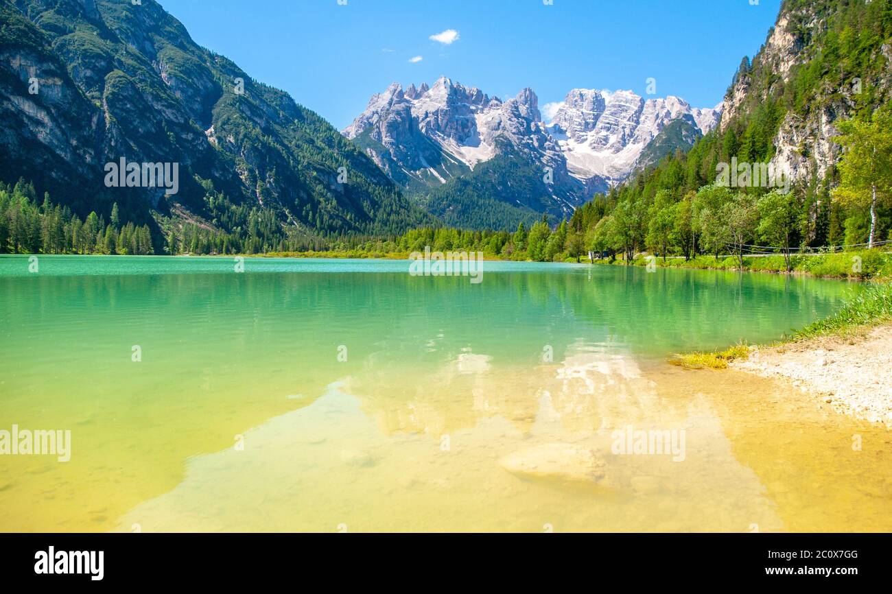 Hermoso lago de montaña azul Lago di Landro en Dolomitas, Italia. Foto de stock