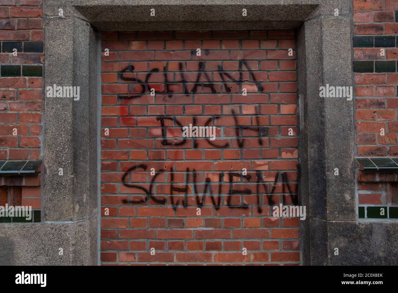 Hamburgo, Alemania. 12 de junio de 2020. La imagen muestra el exterior  destrozado de las oficinas en Pickhuben en Hamburgo, perteneciente al  bufete de abogados Johann Schwenn que representa a Christian Brueckner