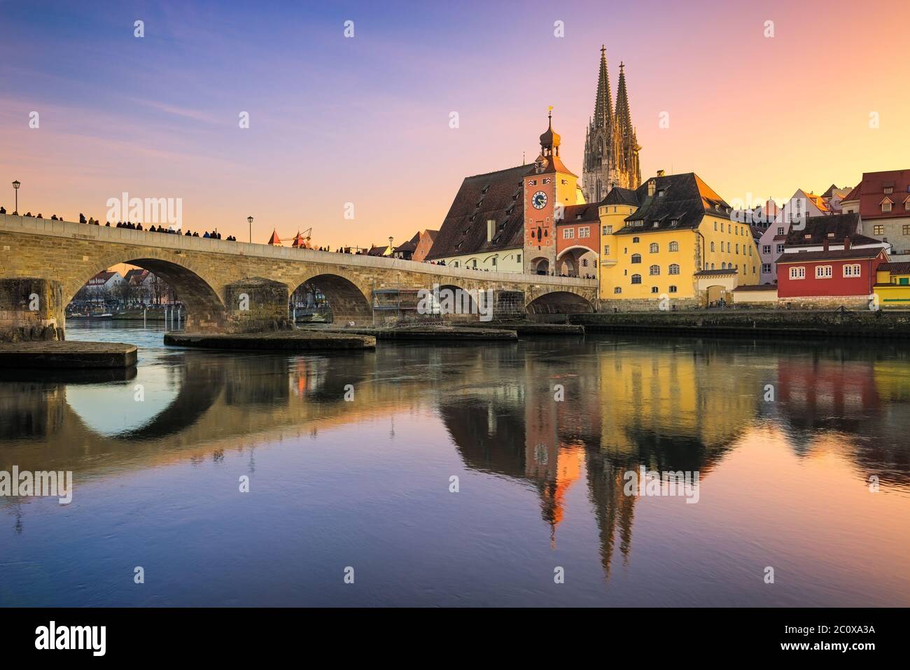 La ciudad vieja de Regensburg, Alemania al atardecer Foto de stock