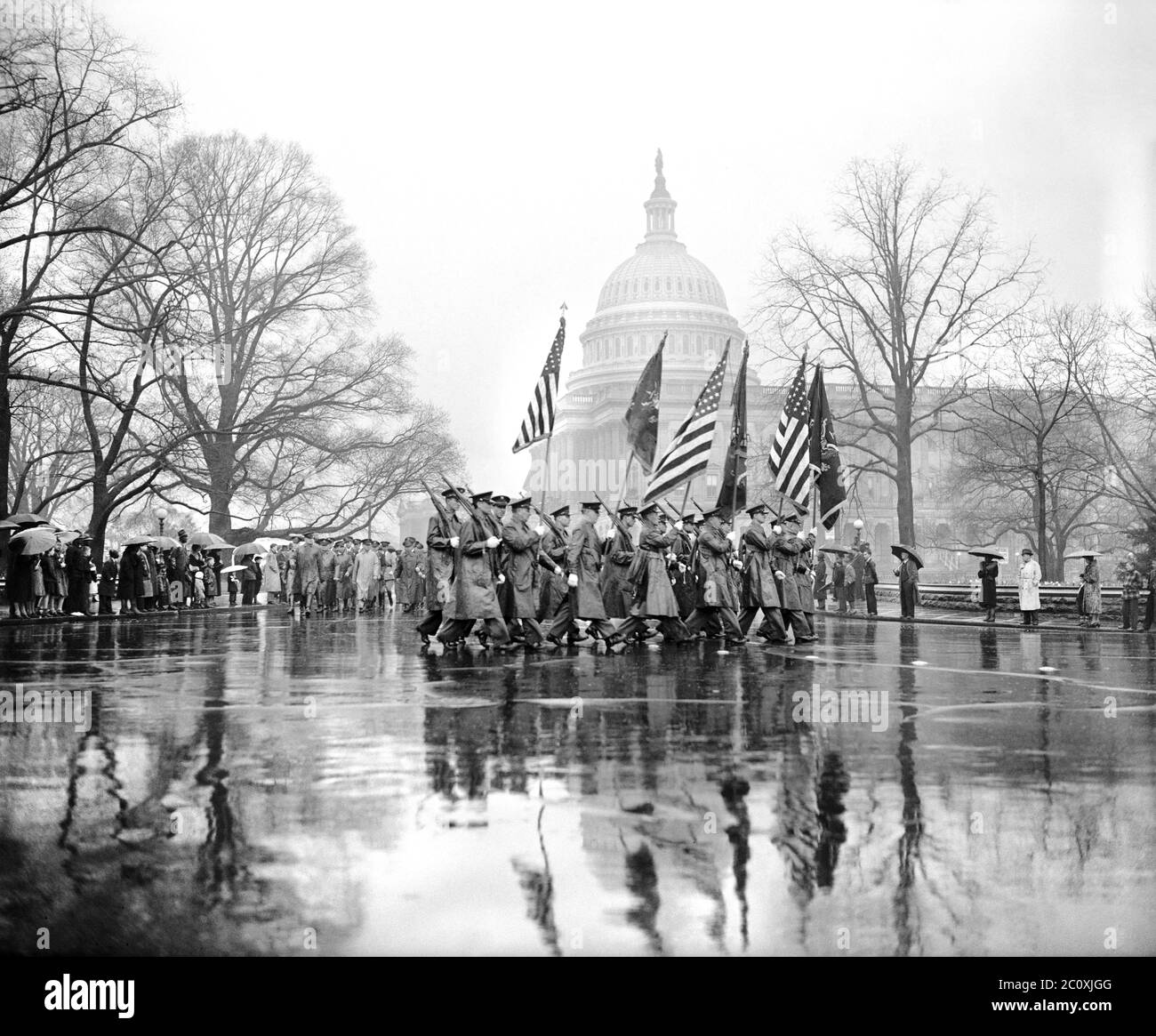 Desfile del día del Ejército pasando el edificio del Capitolio de los Estados Unidos en lluvia el 22 aniversario de la entrada de los Estados Unidos a la primera Guerra Mundial, Washington, D.C., EE.UU., Harris y Ewing, 6 de abril de 1939 Foto de stock