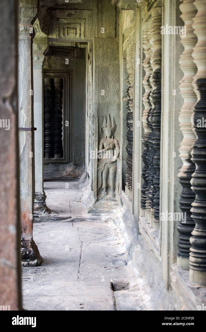 Interior de la Galería Norte del antiguo templo Khmer Angkor Wat, Siem Reap, Camboya. Las barras de la ventana de piedra giradas están en el lado derecho, a c Foto de stock