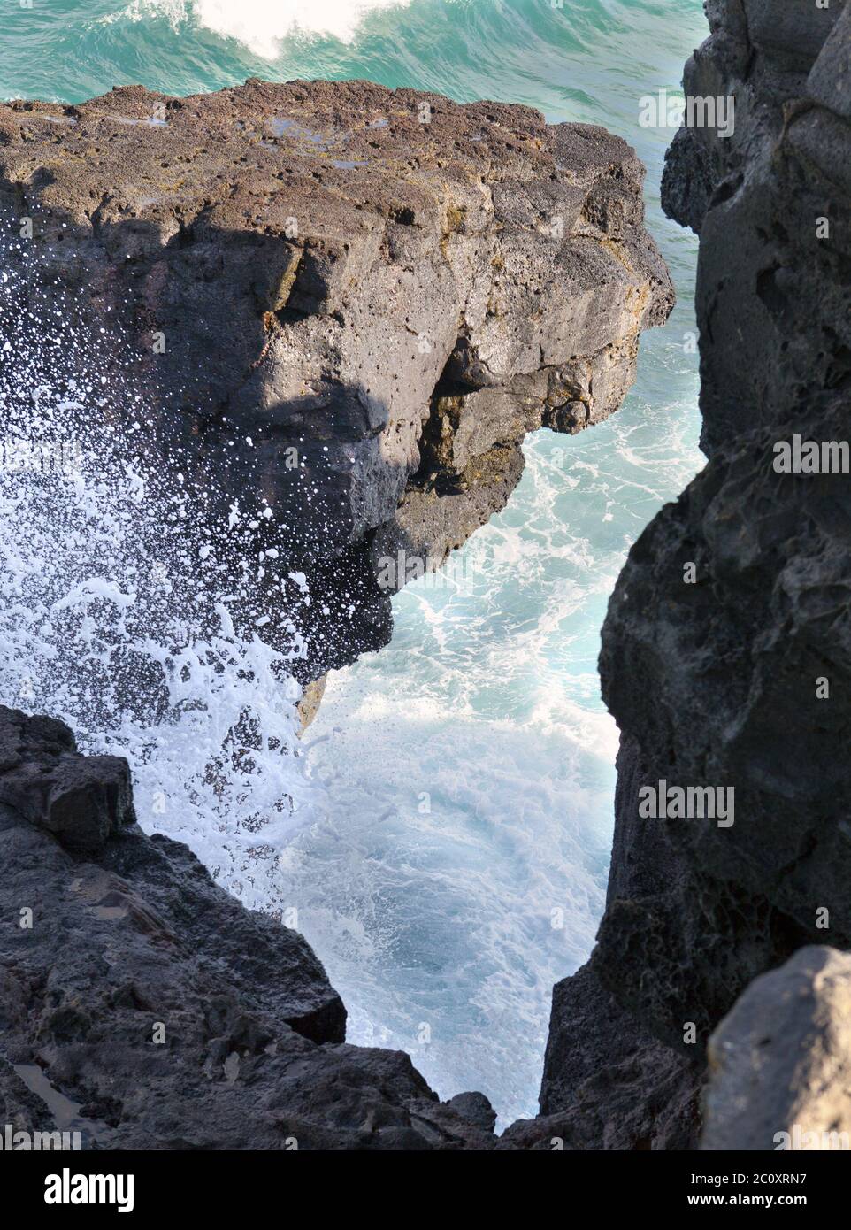 gris Gris cabo en el sur de Mauricio. La ola se rompe contra las rocas vecinas Foto de stock