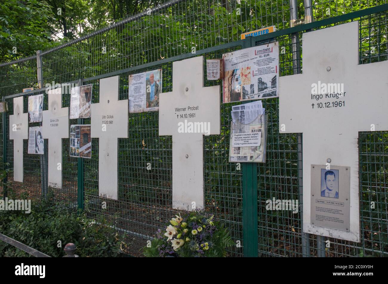 Monumento a los que se podrían escapar de Alemania Oriental que fracasaron en sus intentos de cruzar el Muro de Berlín. El Muro dividió Berlín hasta 1989. Foto de stock