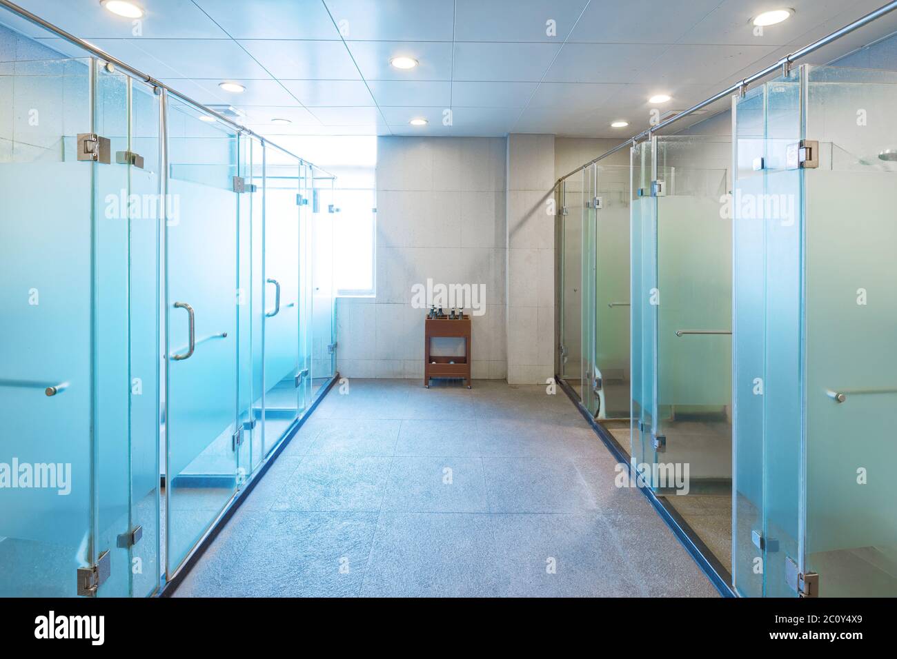 duchas de cristal en el moderno lavadero del gimnasio Fotografía de stock -  Alamy