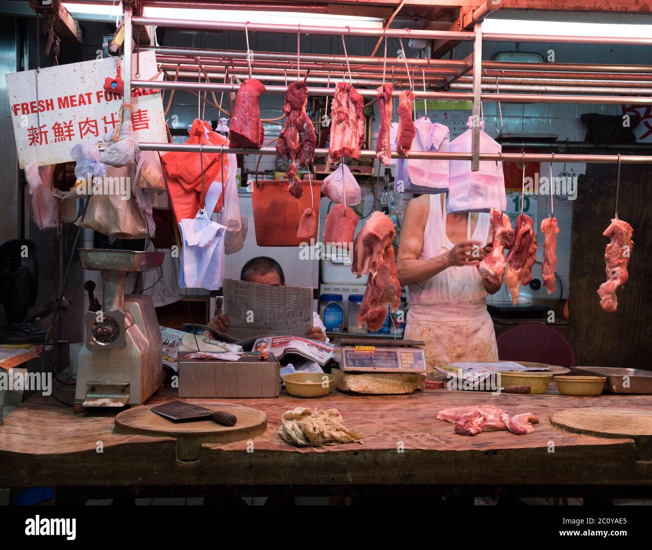 Carnicerías chinas compran en un mercado húmedo, Hong Kong, China. Foto de stock