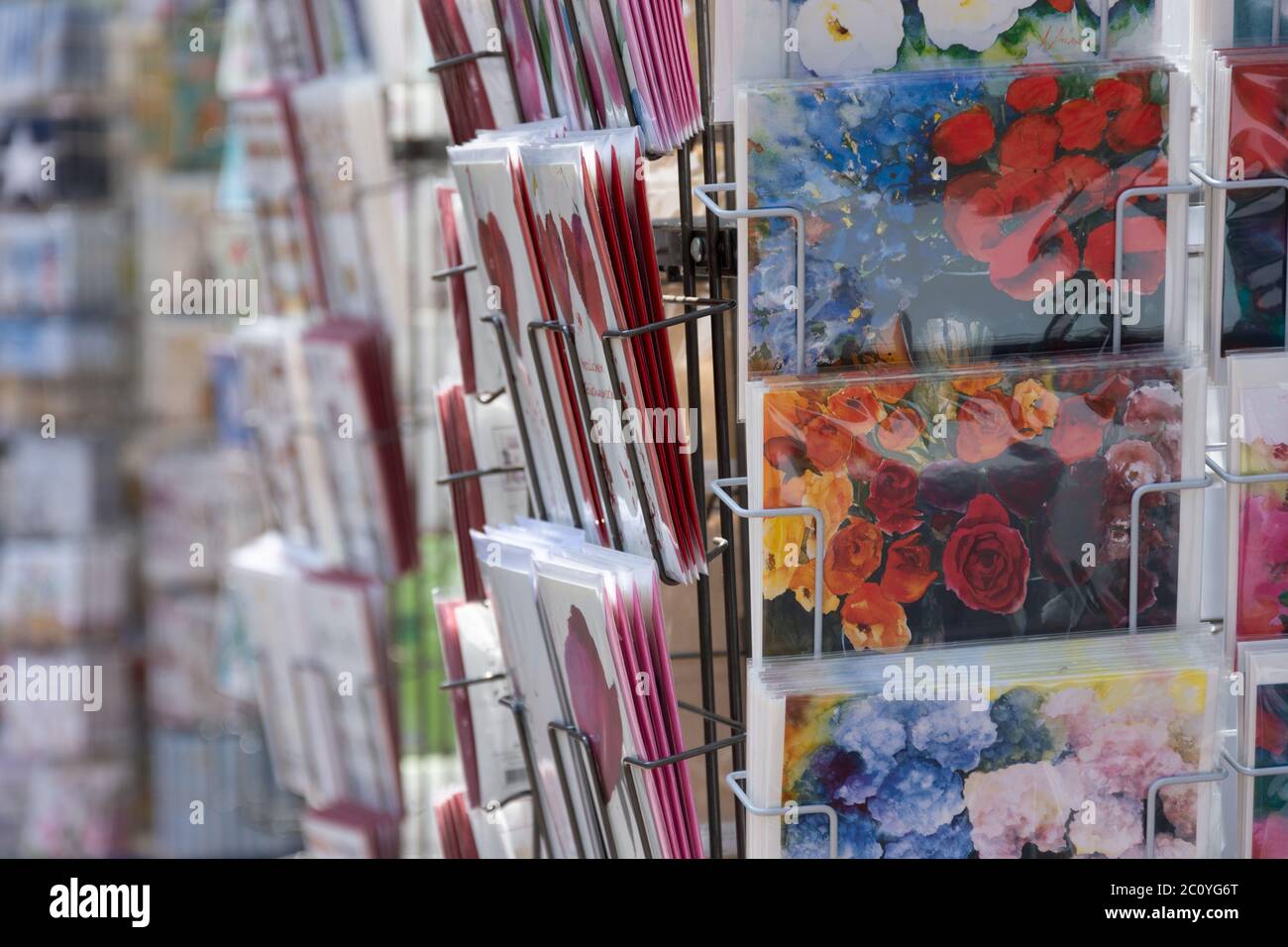 postales coloridas en un puesto de recuerdo Foto de stock