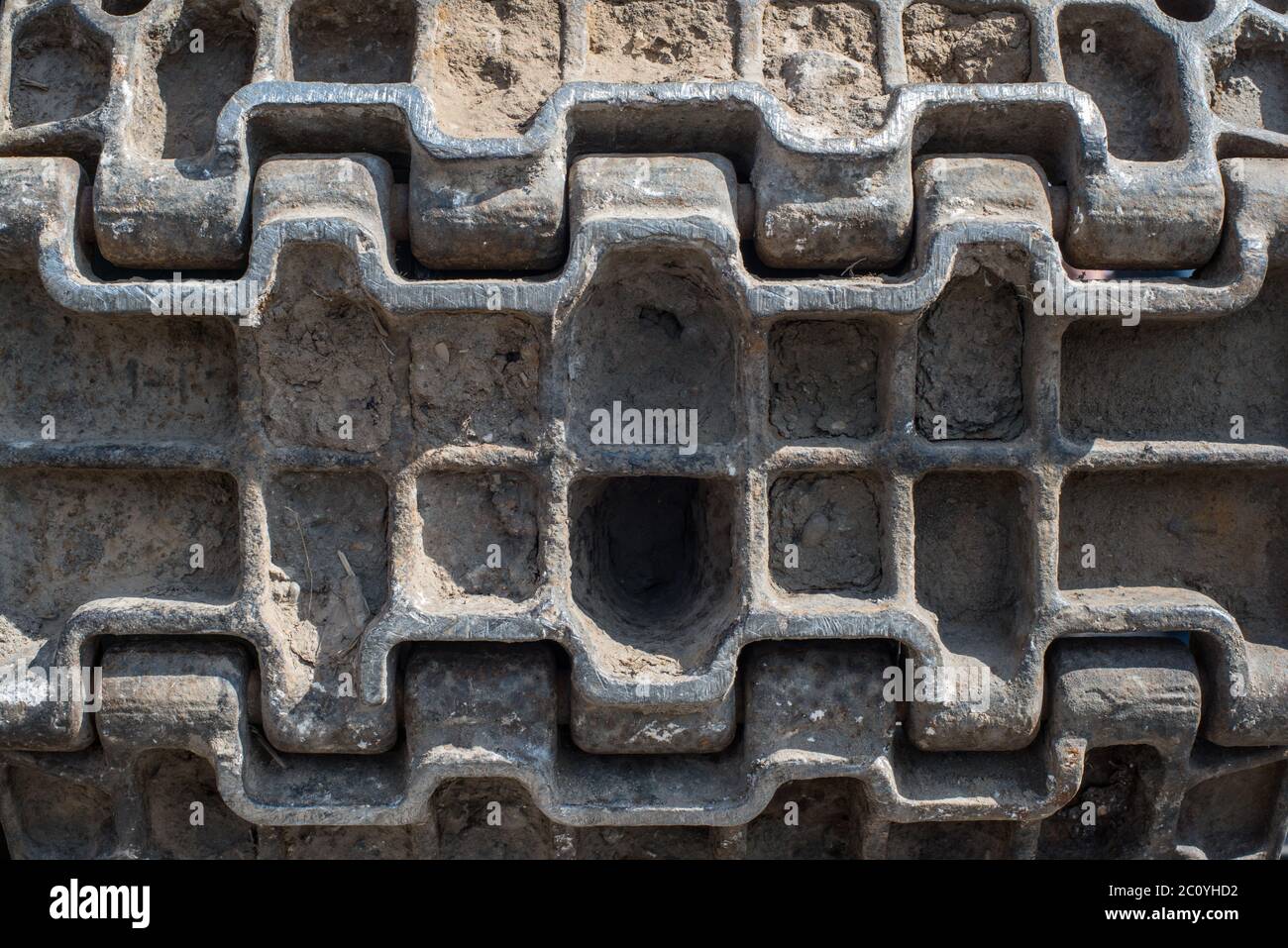 Tanque ruso vía caterpillar closeup patrón de textura de fondo de barro Foto de stock
