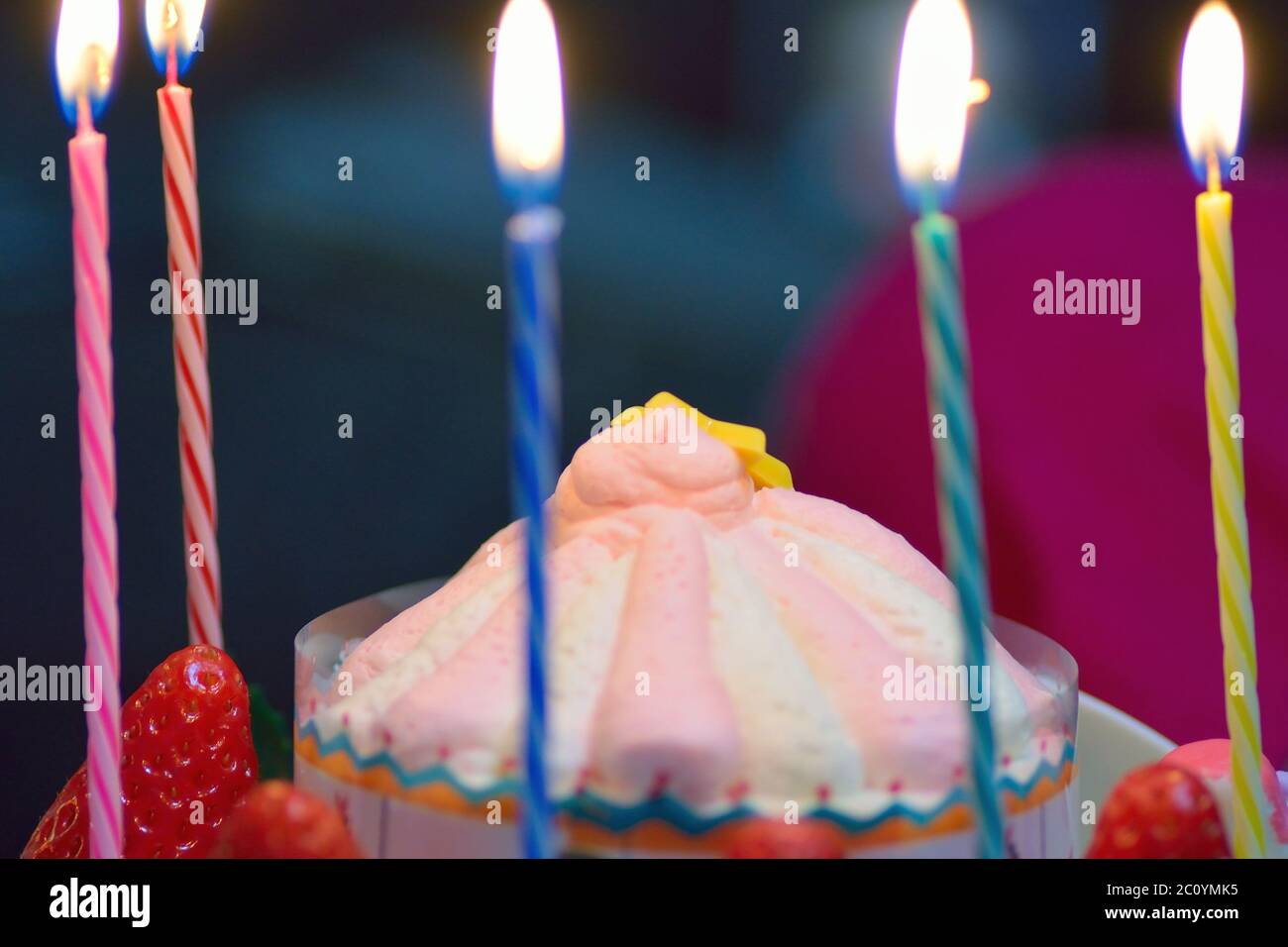 Fondo Pastel de cumpleaños con velas encendidas Fotografía de stock - Alamy