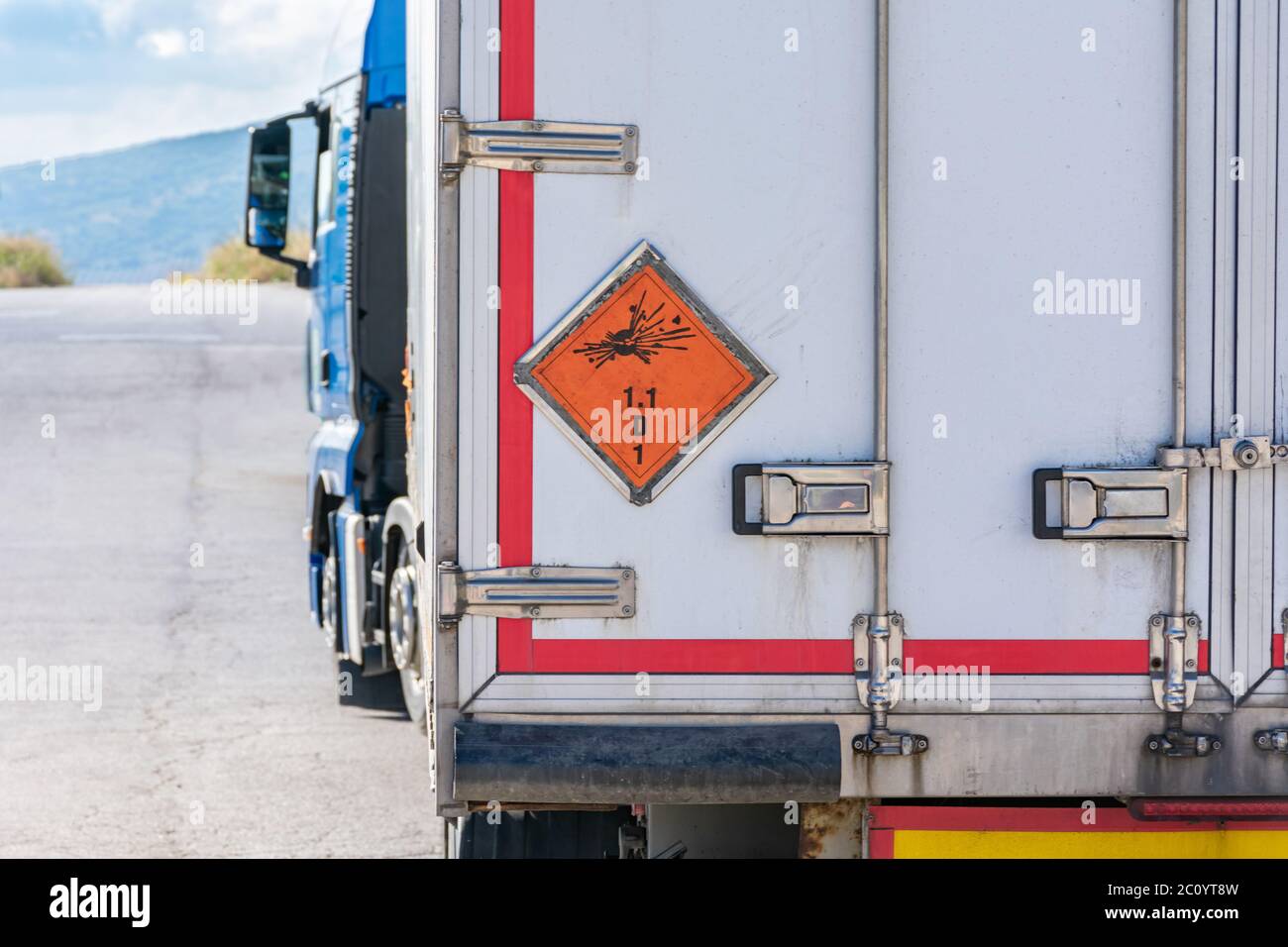 Camiones que transportan explosivos, etiqueta de peligro de acuerdo con la  ADR identifica explosivos en el transporte de mercancías peligrosas  Fotografía de stock - Alamy