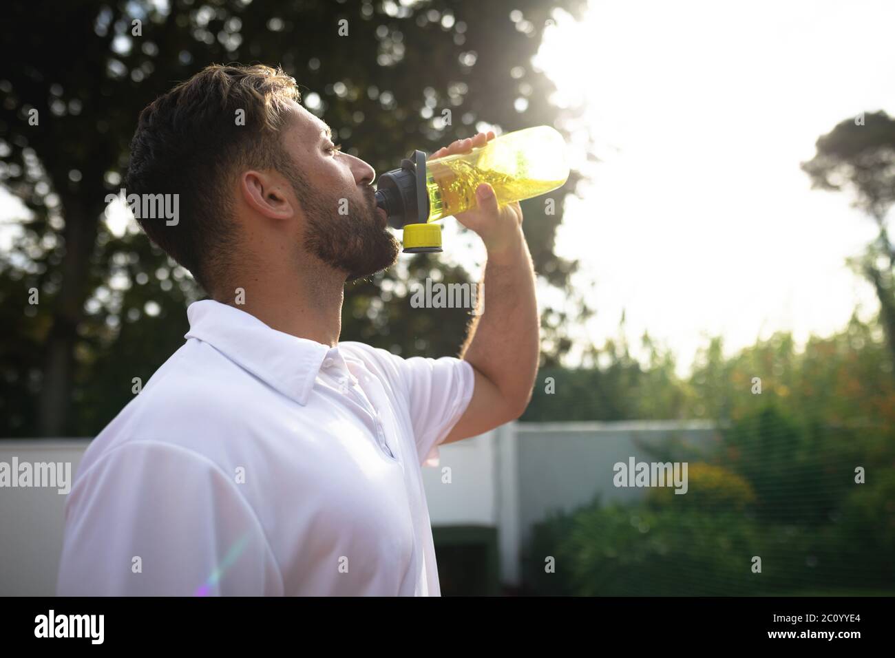 Entrenamiento de hombre caucásico en una cancha de tenis Foto de stock
