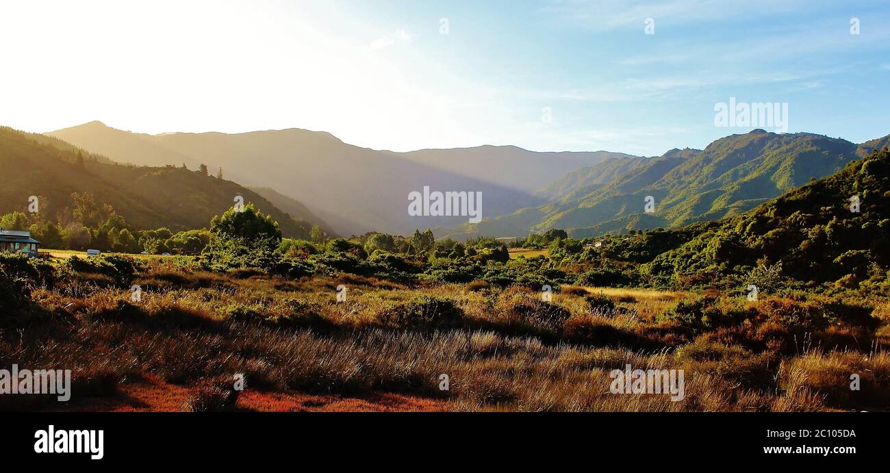 Gran paisaje con luz atmosférica cerca del Parque Nacional Abel Tasman en Nueva Zelanda Foto de stock