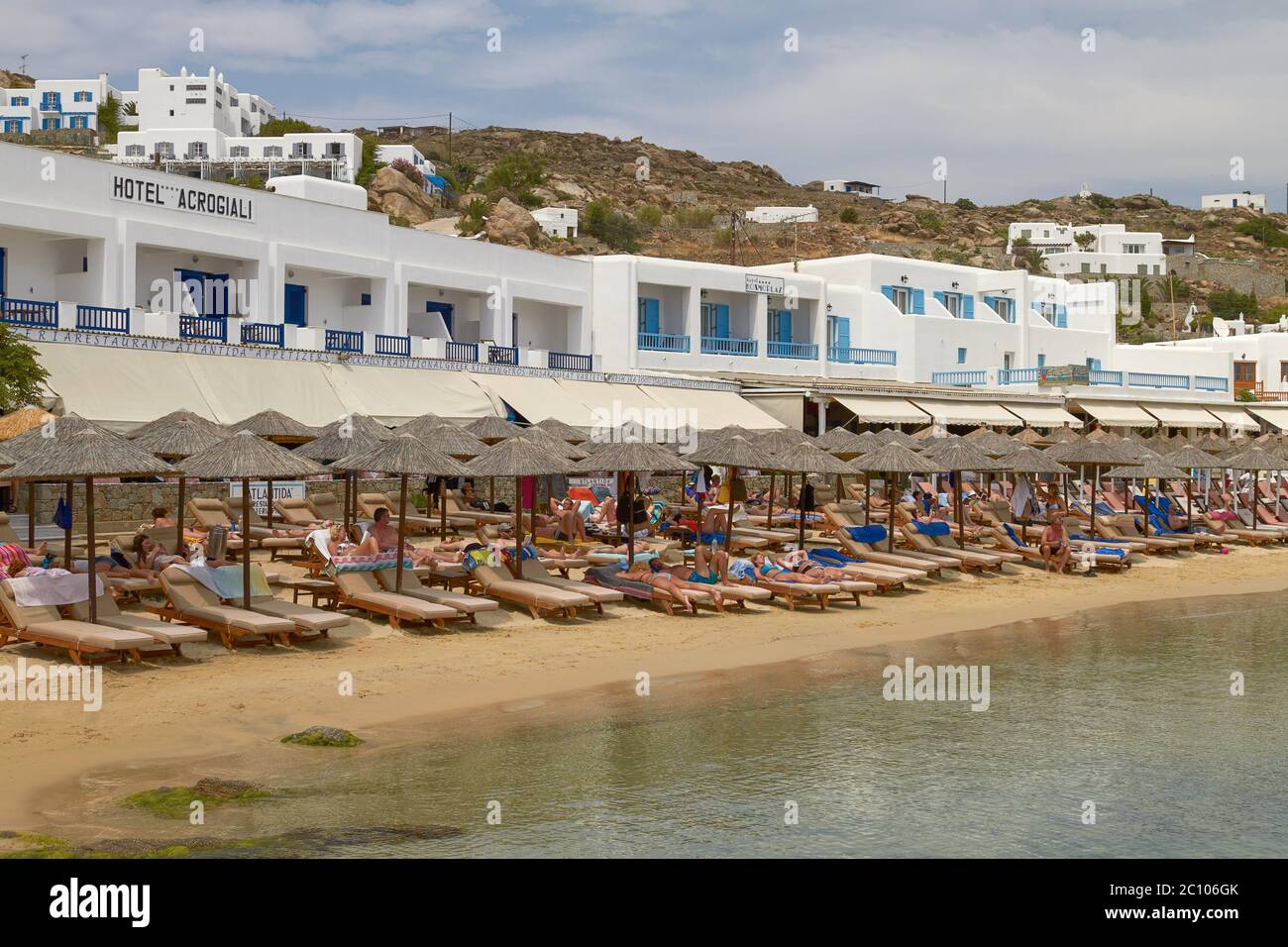 Las personas disfrutan de unas vacaciones en la isla mediterránea de Mykonos, Grecia Foto de stock