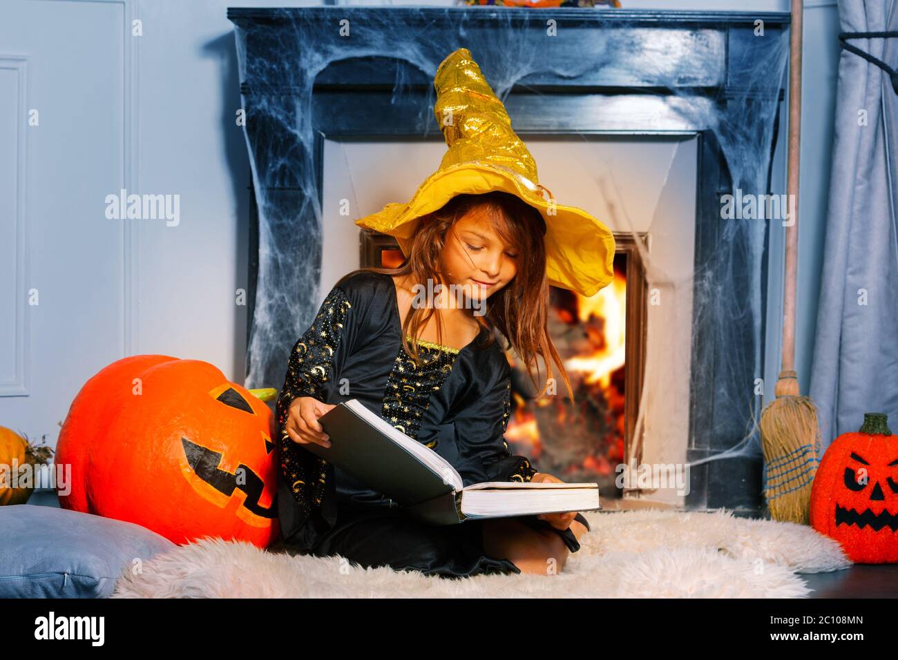 Girl in witch costume book fotografías e imágenes de alta resolución -  Página 2 - Alamy